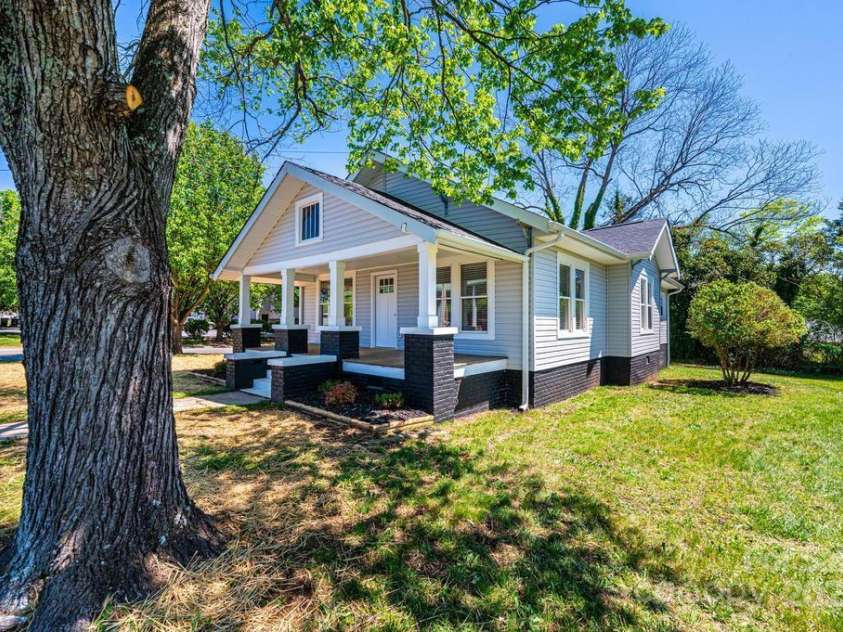 1143 College Avenue, Newton, NC 28658.  MLS# CAR4245448, YatesRealty ID 8885. 