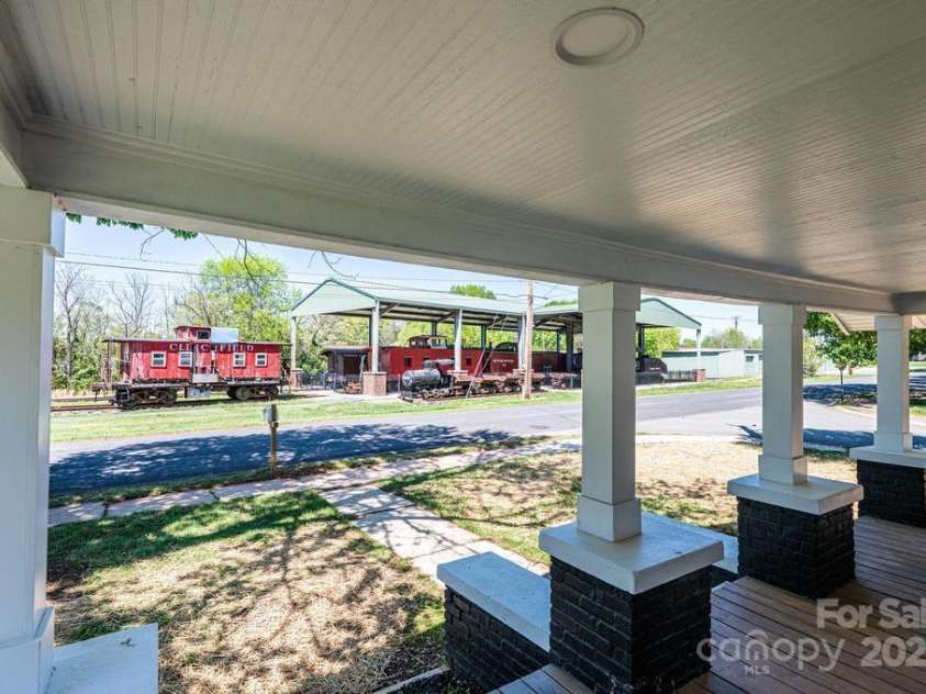 1143 College Avenue, Newton, NC 28658.  MLS# CAR4245448, YatesRealty ID 8885. 