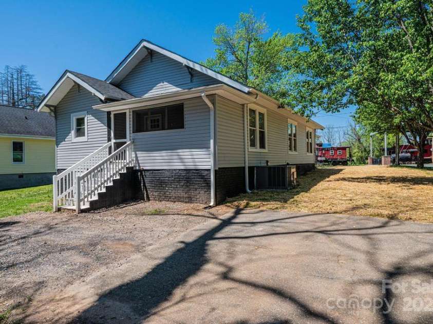 1143 College Avenue, Newton, NC 28658.  MLS# CAR4245448, YatesRealty ID 8885. 
