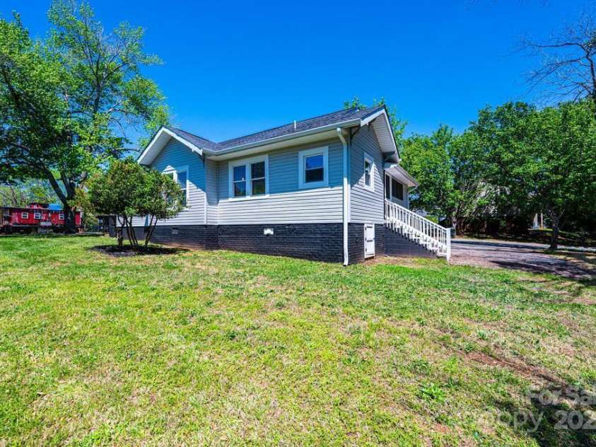 1143 College Avenue, Newton, NC 28658.  MLS# CAR4245448, YatesRealty ID 8885. 