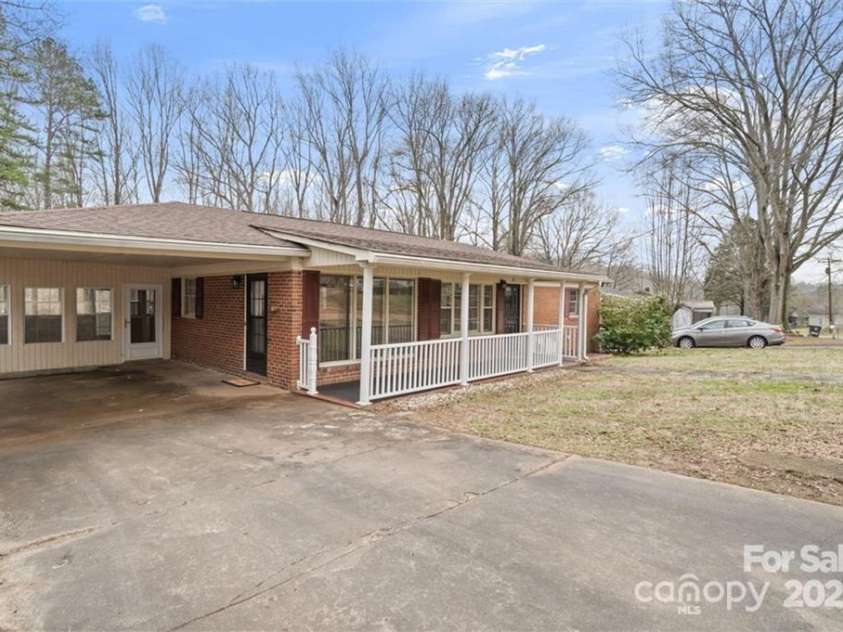 122 Lowry Row, York, SC 29745.  MLS# CAR4214035, YatesRealty ID 8886. Welcome to 122 Lowry Row - you will love the double covered carport and covered front porch