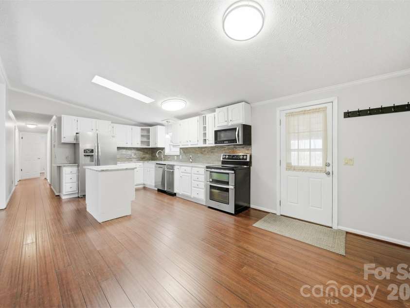 4915 Quartz Ridge Drive, Maiden, NC 28650.  MLS# CAR4328743, YatesRealty ID 8886. Kitchen/Breakfast room
