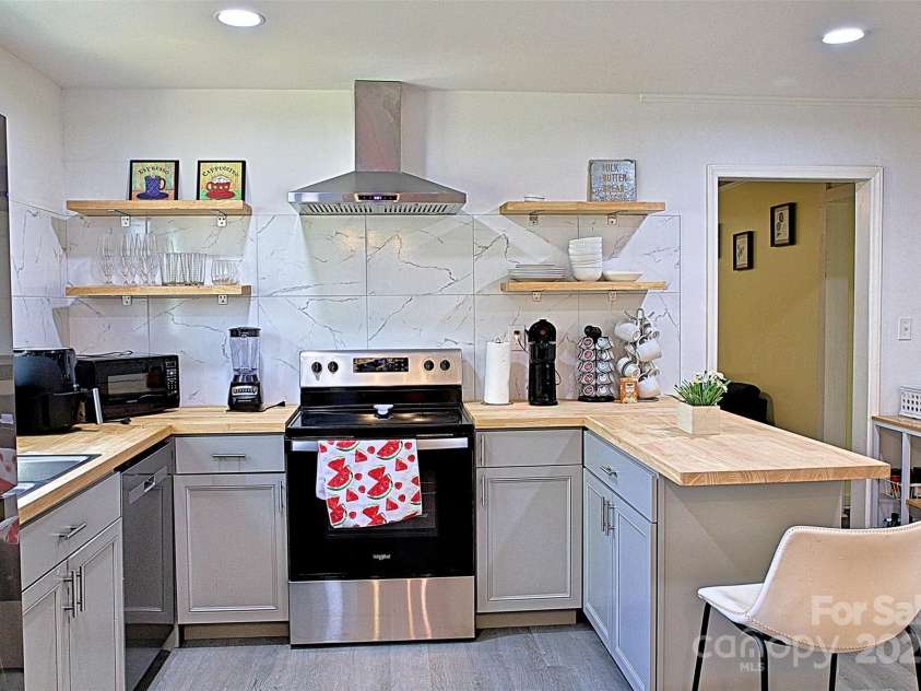 6124 Old Plank Road, Charlotte, NC 28216.  MLS# CAR4243091, YatesRealty ID 8887. 