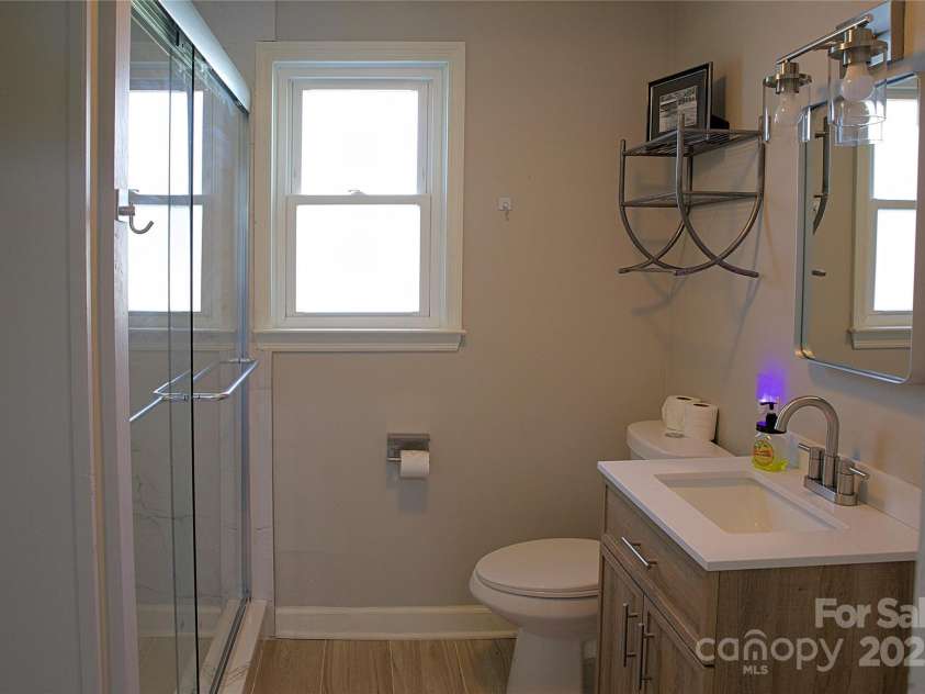 6124 Old Plank Road, Charlotte, NC 28216.  MLS# CAR4243091, YatesRealty ID 8887. Bathroom 1