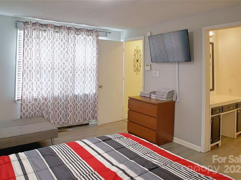 6124 Old Plank Road, Charlotte, NC 28216.  MLS# CAR4243091, YatesRealty ID 8887. Master Bedroom