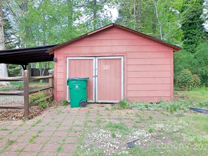 6124 Old Plank Road, Charlotte, NC 28216.  MLS# CAR4243091, YatesRealty ID 8887. Red Barn