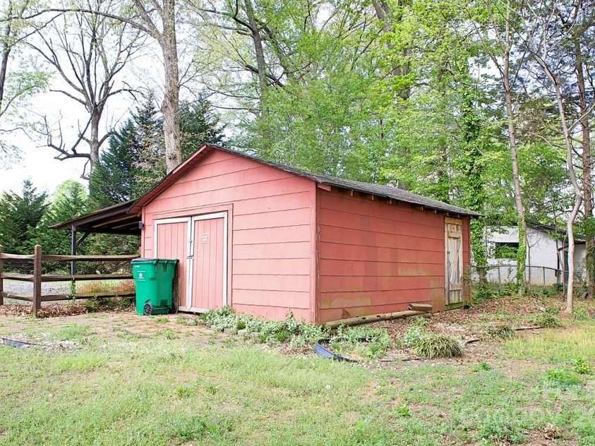 6124 Old Plank Road, Charlotte, NC 28216.  MLS# CAR4243091, YatesRealty ID 8887. Red Barn