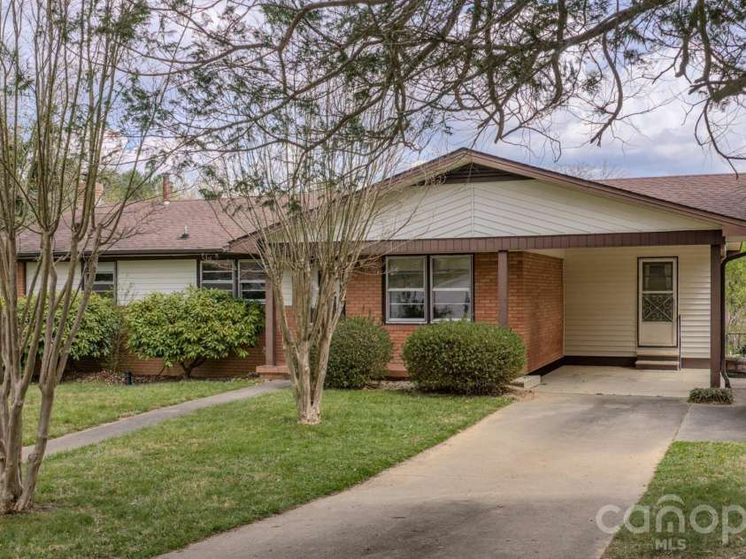 8 Summit Drive, Arden, NC 28704.  MLS# CAR4360548, YatesRealty ID 8889. Driveway & Carport