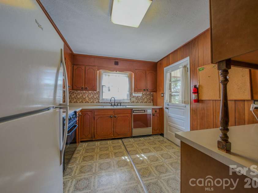 8 Summit Drive, Arden, NC 28704.  MLS# CAR4360548, YatesRealty ID 8889. Kitchen