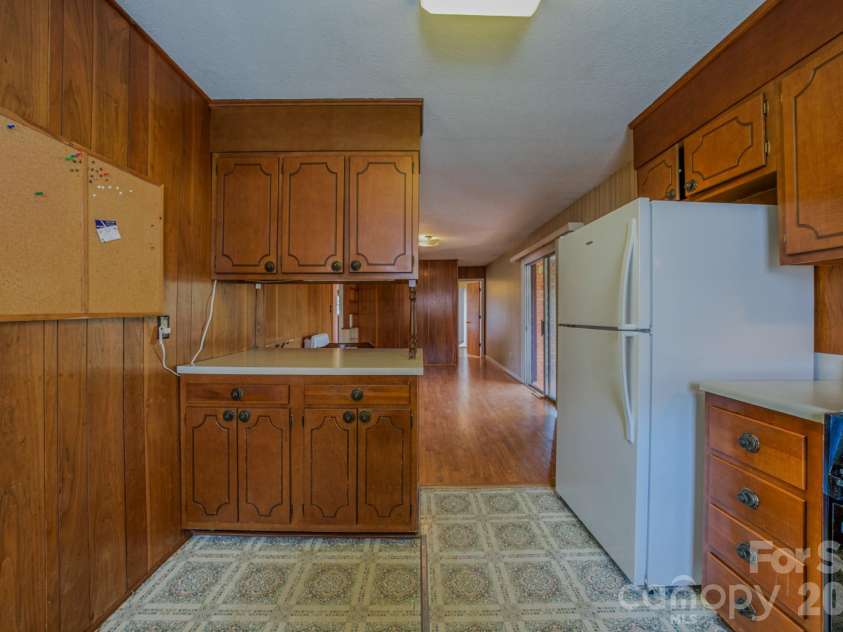 8 Summit Drive, Arden, NC 28704.  MLS# CAR4360548, YatesRealty ID 8889. Kitchen