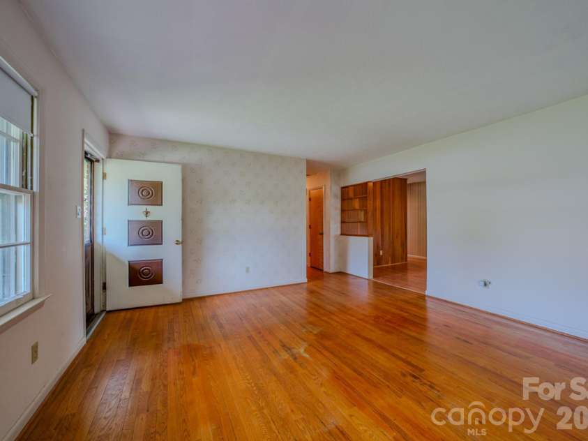 8 Summit Drive, Arden, NC 28704.  MLS# CAR4360548, YatesRealty ID 8889. Living Room