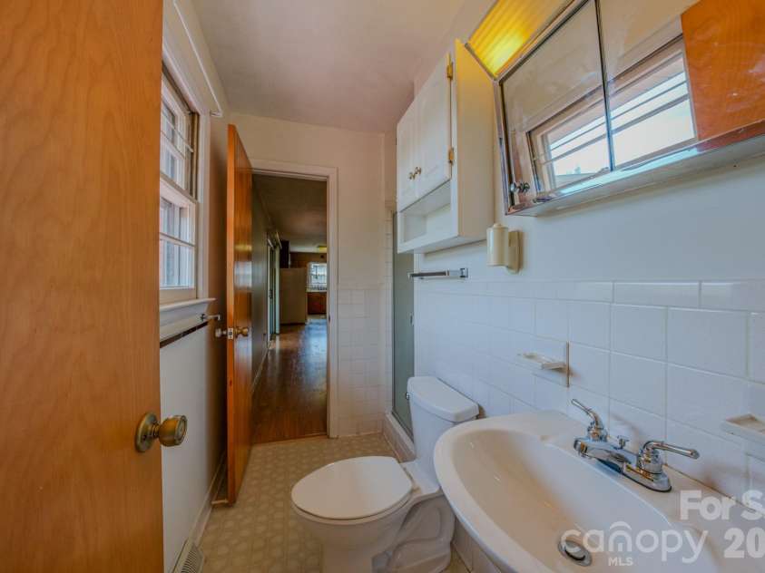 8 Summit Drive, Arden, NC 28704.  MLS# CAR4360548, YatesRealty ID 8889. Primary Bathroom