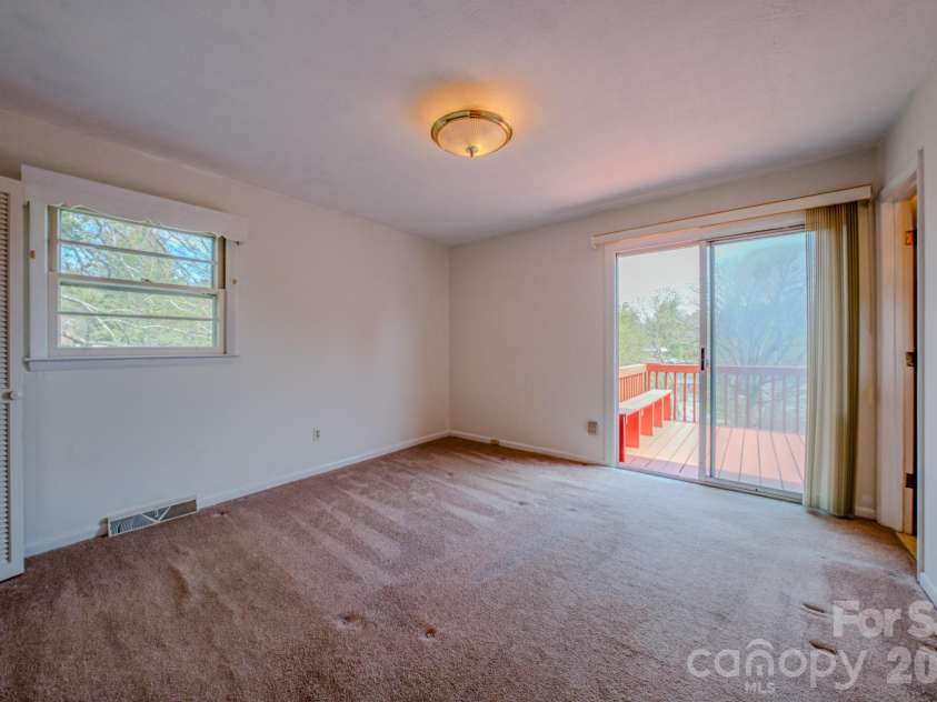 8 Summit Drive, Arden, NC 28704.  MLS# CAR4360548, YatesRealty ID 8889. Primary Bedroom