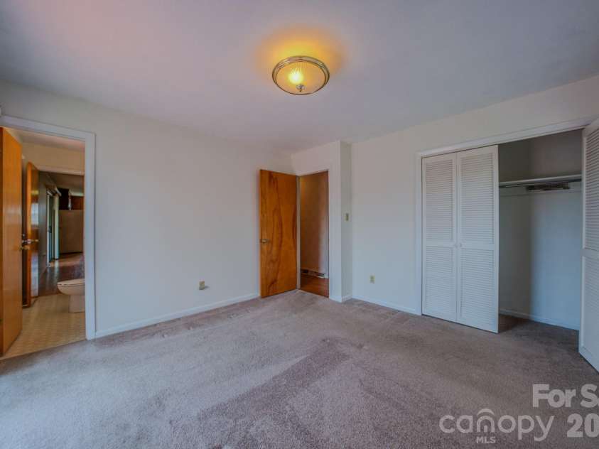 8 Summit Drive, Arden, NC 28704.  MLS# CAR4360548, YatesRealty ID 8889. Primary Bedroom 