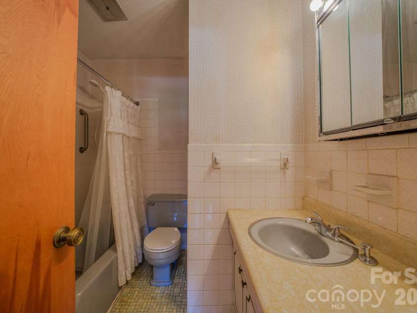 8 Summit Drive, Arden, NC 28704.  MLS# CAR4360548, YatesRealty ID 8889. Second Bathroom
