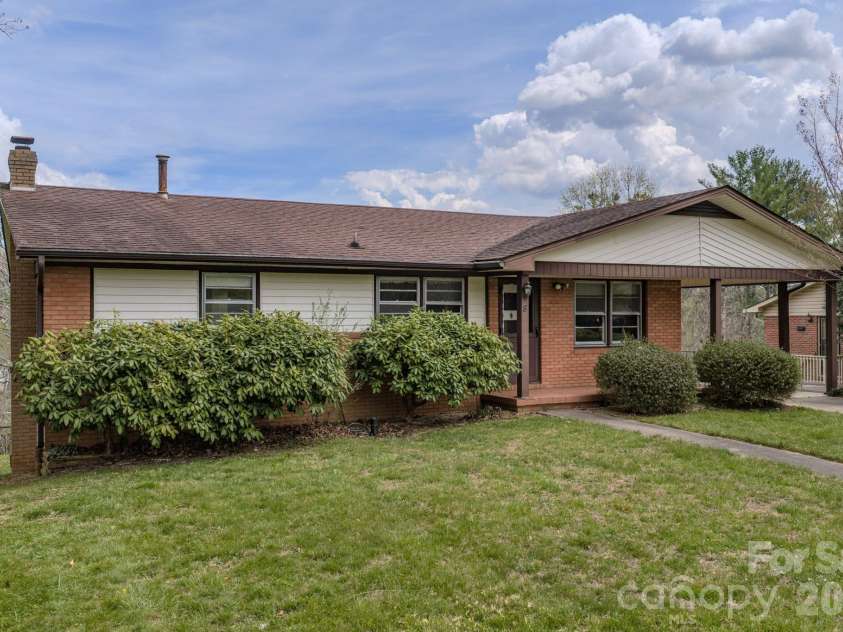 8 Summit Drive, Arden, NC 28704.  MLS# CAR4360548, YatesRealty ID 8889. Welcome to 8 Summit Drive