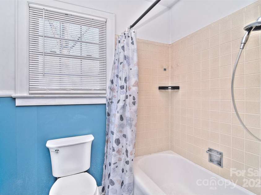 936 23rd Avenue, Hickory, NC 28601.  MLS# CAR4212536, YatesRealty ID 8889. Full Bath