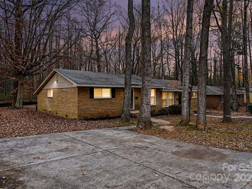 5001 Lakecrest Drive, Charlotte, NC 28215.  MLS# CAR4331302, YatesRealty ID 889. 