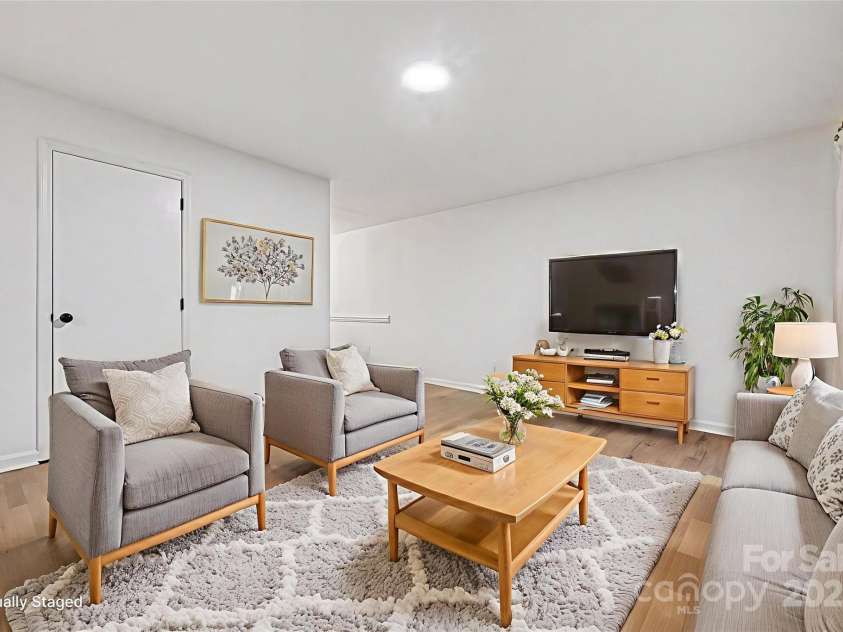 5001 Lakecrest Drive, Charlotte, NC 28215.  MLS# CAR4331302, YatesRealty ID 889. 