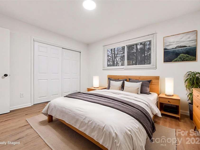 5001 Lakecrest Drive, Charlotte, NC 28215.  MLS# CAR4331302, YatesRealty ID 889. 