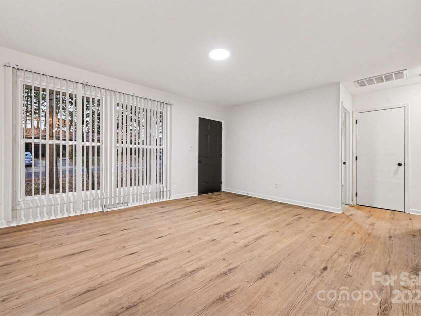 5001 Lakecrest Drive, Charlotte, NC 28215.  MLS# CAR4331302, YatesRealty ID 889. 