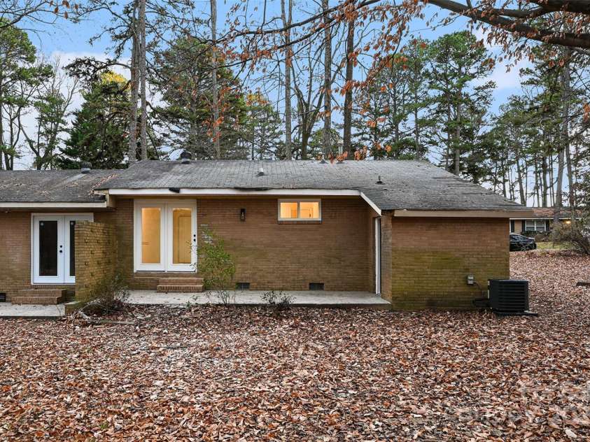 5001 Lakecrest Drive, Charlotte, NC 28215.  MLS# CAR4331302, YatesRealty ID 889. 