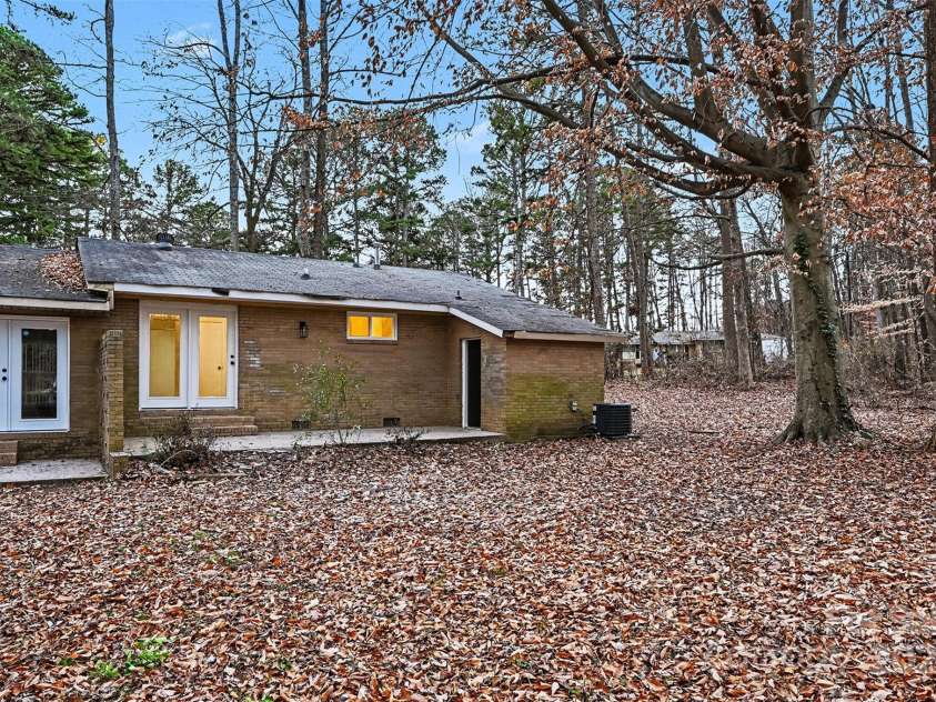 5001 Lakecrest Drive, Charlotte, NC 28215.  MLS# CAR4331302, YatesRealty ID 889. 