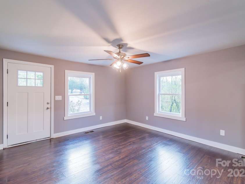 6282 Richburg Road, Great Falls, SC 29055.  MLS# CAR4235952, YatesRealty ID 8890. Family Room