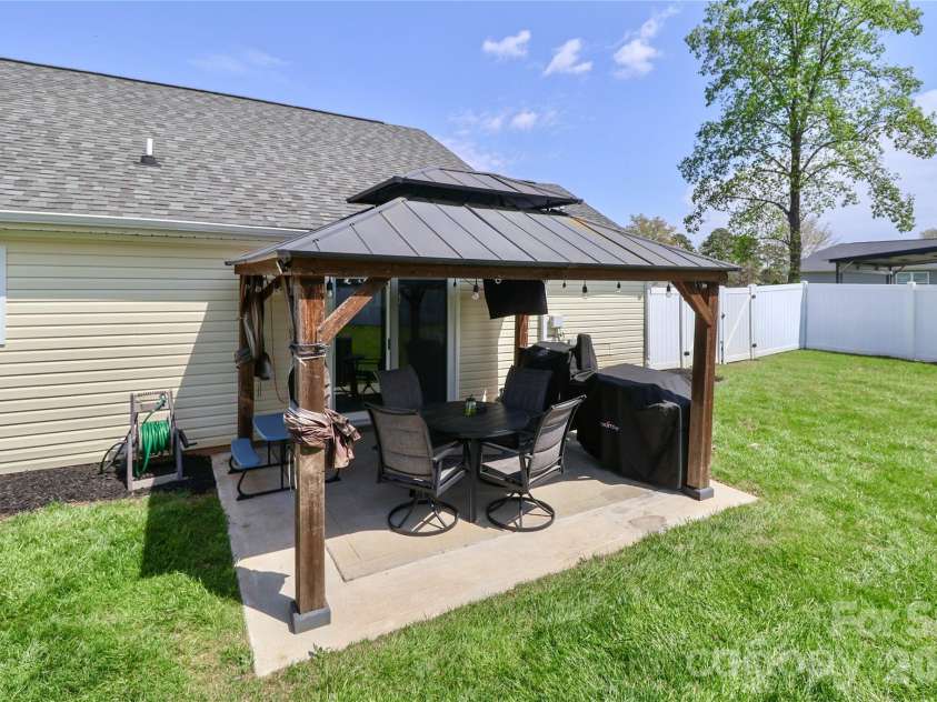 5867 Sunset View Lane, Catawba, NC 28609.  MLS# CAR4364770, YatesRealty ID 8896. 