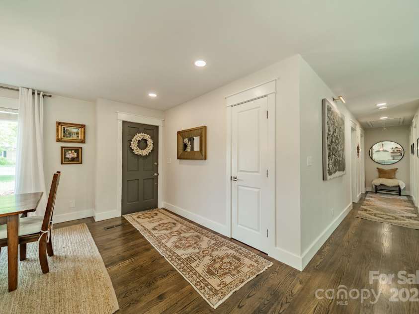 8330 Fallsdale Drive, Charlotte, NC 28214.  MLS# CAR4248517, YatesRealty ID 8896. Entryway