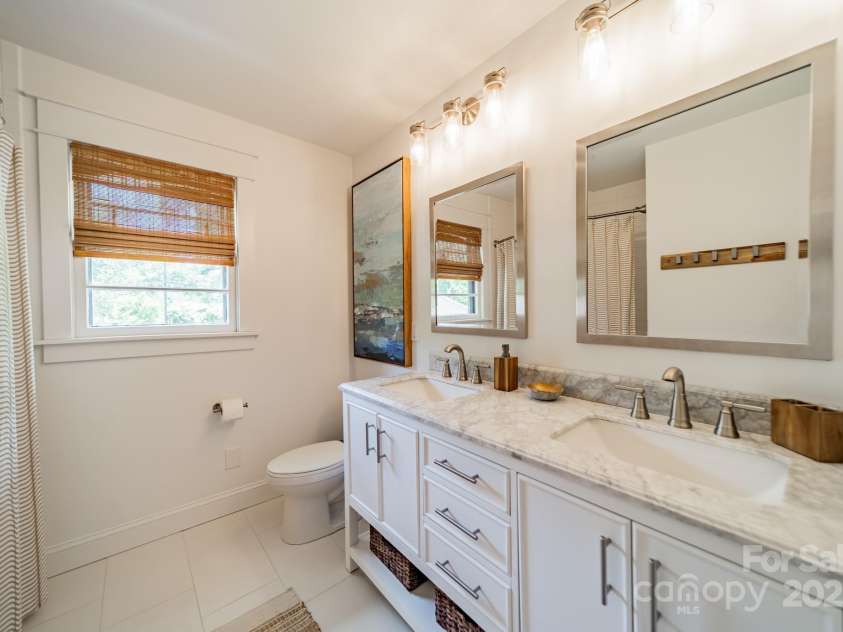 8330 Fallsdale Drive, Charlotte, NC 28214.  MLS# CAR4248517, YatesRealty ID 8896. Full Bathroom