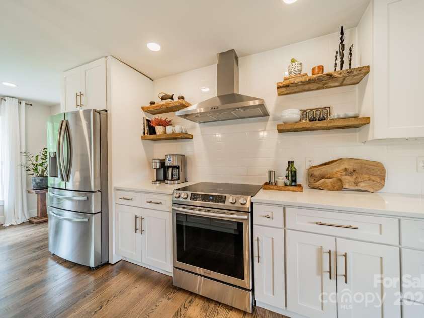 8330 Fallsdale Drive, Charlotte, NC 28214.  MLS# CAR4248517, YatesRealty ID 8896. Kitchen