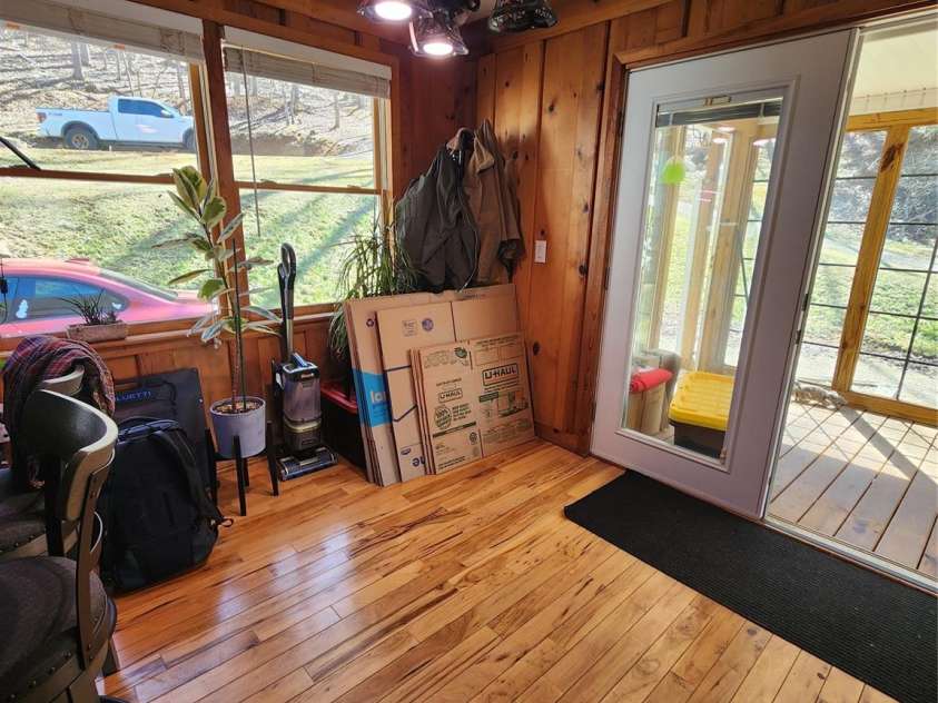 188 Paul Hurst Road, Franklin, NC 28734.  MLS# CAR4233199, YatesRealty ID 8897. Dining area