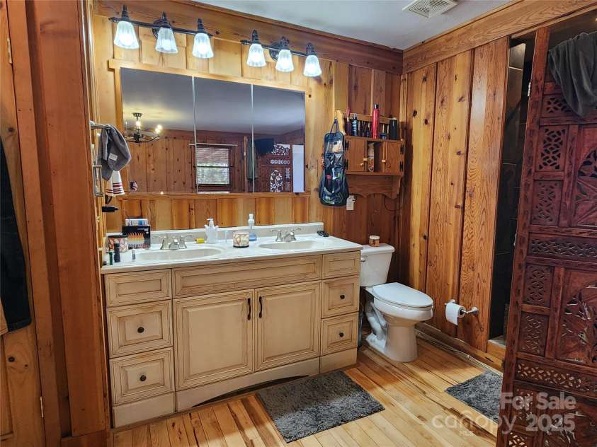 188 Paul Hurst Road, Franklin, NC 28734.  MLS# CAR4233199, YatesRealty ID 8897. Primary bathroom