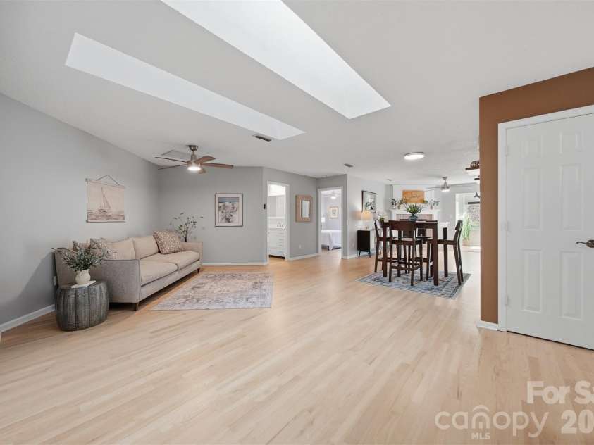 2200 6th Street, Hickory, NC 28601.  MLS# CAR4362338, YatesRealty ID 8898. 