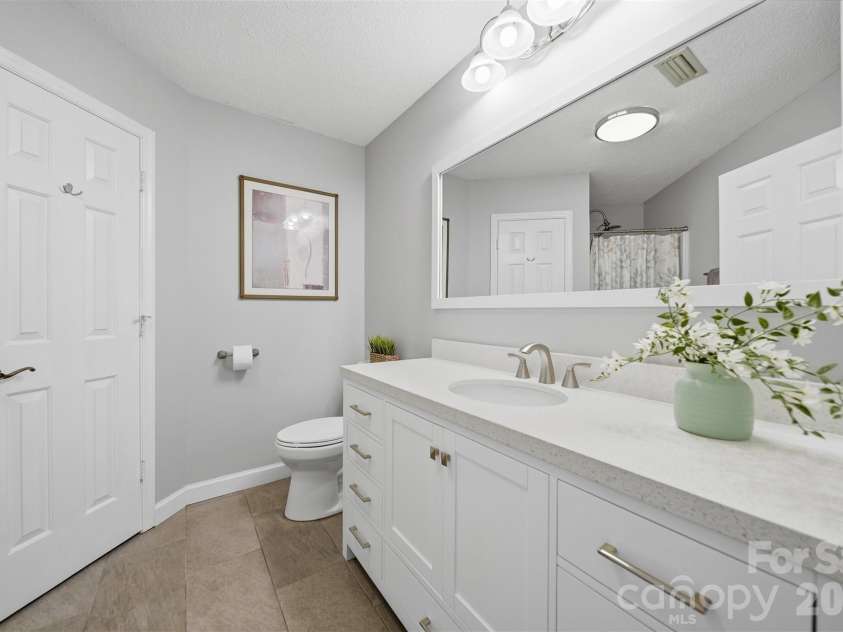 2200 6th Street, Hickory, NC 28601.  MLS# CAR4362338, YatesRealty ID 8898. 