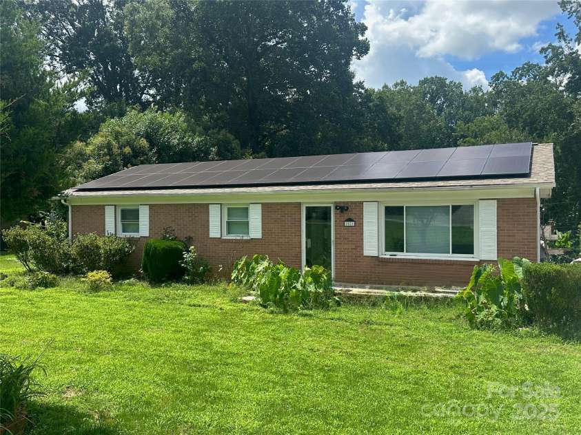 2021 Hollandale Drive, Gastonia, NC 28054.  MLS# CAR4310613, YatesRealty ID 8899. Exterior front