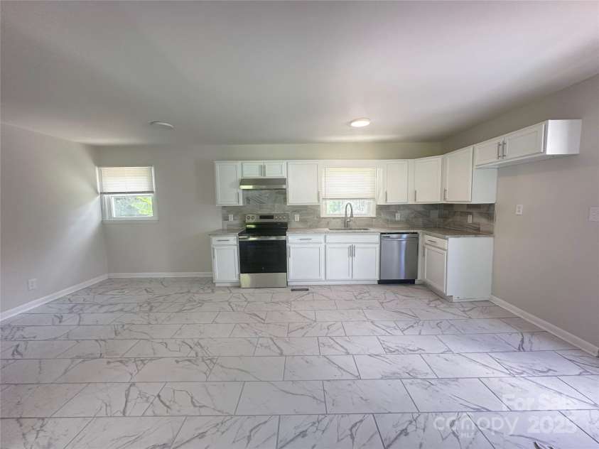 2021 Hollandale Drive, Gastonia, NC 28054.  MLS# CAR4310613, YatesRealty ID 8899. Kitchen with granite counter tops