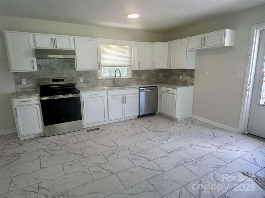 2021 Hollandale Drive, Gastonia, NC 28054.  MLS# CAR4310613, YatesRealty ID 8899. Kitchen with SS appliances & tile flooring