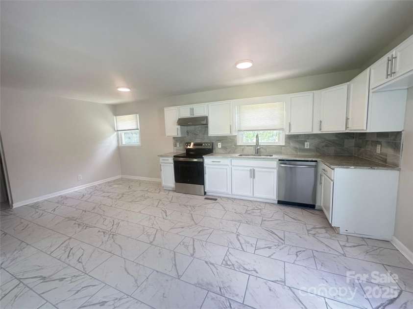 2021 Hollandale Drive, Gastonia, NC 28054.  MLS# CAR4310613, YatesRealty ID 8899. Large eat in kitchen