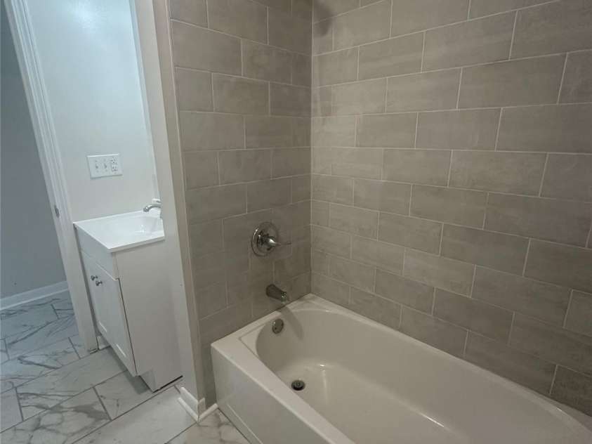 2021 Hollandale Drive, Gastonia, NC 28054.  MLS# CAR4310613, YatesRealty ID 8899. Main bath