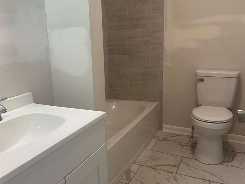 2021 Hollandale Drive, Gastonia, NC 28054.  MLS# CAR4310613, YatesRealty ID 8899. Main bath