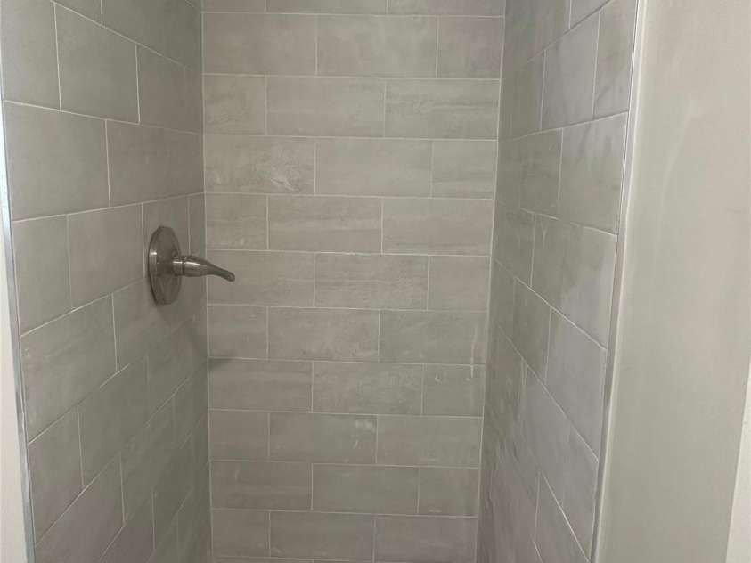 2021 Hollandale Drive, Gastonia, NC 28054.  MLS# CAR4310613, YatesRealty ID 8899. Primary bath with tiled shower