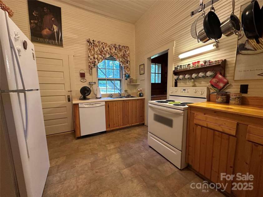 16 Osborn Knob Road, Little Switzerland, NC 28749.  MLS# CAR4307490, YatesRealty ID 89. Kitchen