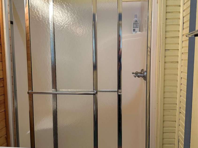 16 Osborn Knob Road, Little Switzerland, NC 28749.  MLS# CAR4307490, YatesRealty ID 89. Primary Bath