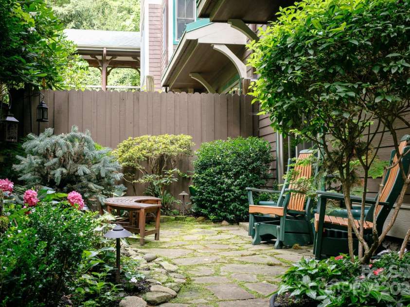 47 Creekside Way, Burnsville, NC 28714.  MLS# CAR4161071, YatesRealty ID 890. 