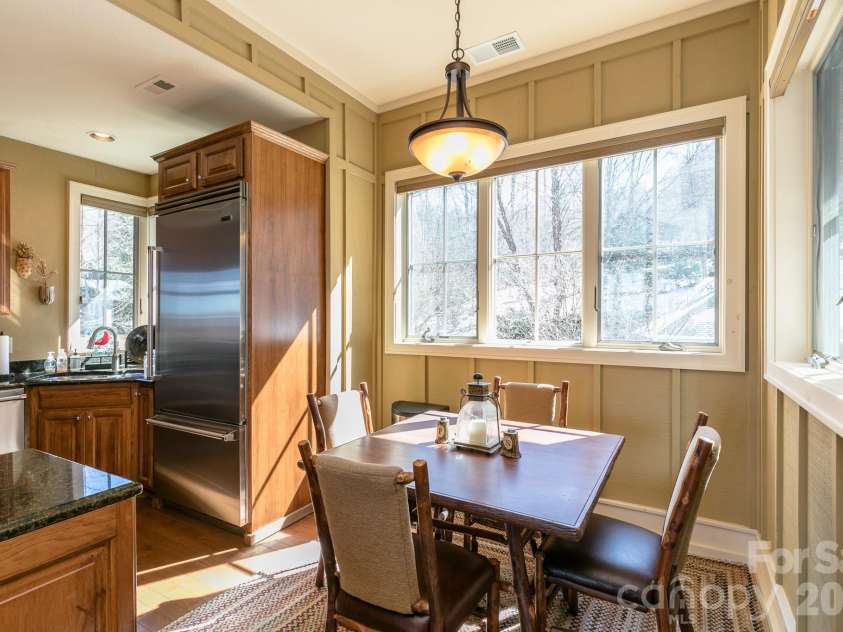 47 Creekside Way, Burnsville, NC 28714.  MLS# CAR4386398, YatesRealty ID 890. BREAKFAST NOOK