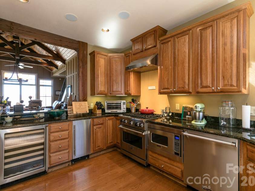 47 Creekside Way, Burnsville, NC 28714.  MLS# CAR4386398, YatesRealty ID 890. CHEF'S KITCHEN