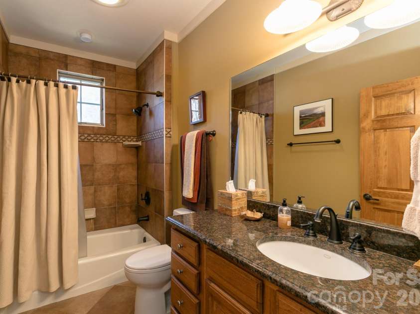 47 Creekside Way, Burnsville, NC 28714.  MLS# CAR4386398, YatesRealty ID 890. FULLBATH