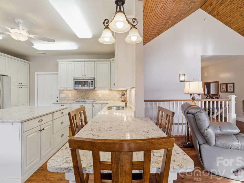 140 Debbie Loop, Waynesville, NC 28786.  MLS# CAR4298832, YatesRealty ID 8900. Breakfast Bar